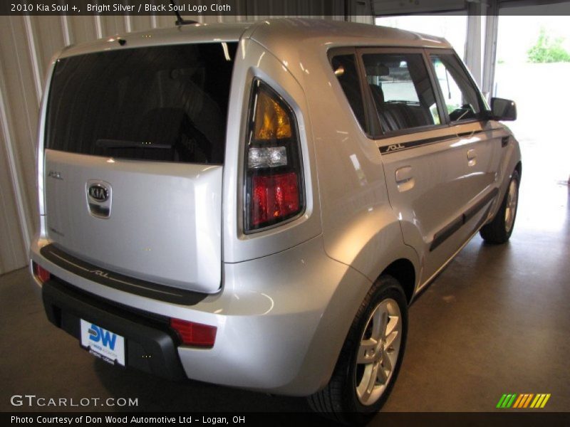 Bright Silver / Black Soul Logo Cloth 2010 Kia Soul +