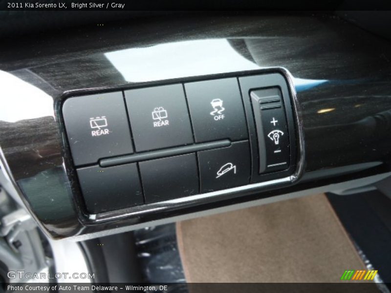 Bright Silver / Gray 2011 Kia Sorento LX