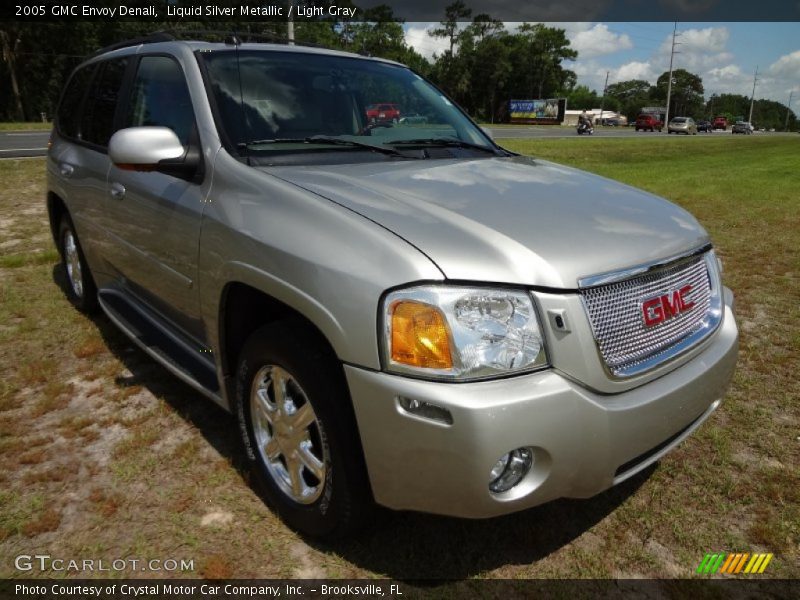 Front 3/4 View of 2005 Envoy Denali