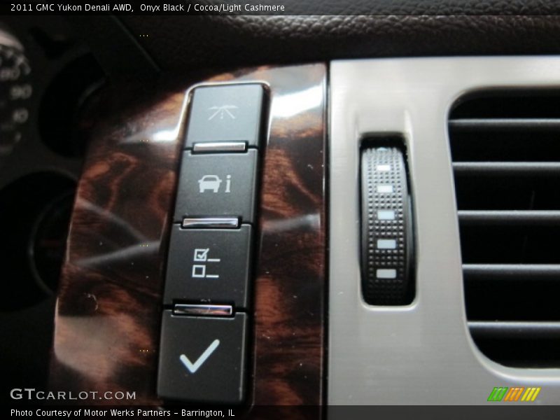Onyx Black / Cocoa/Light Cashmere 2011 GMC Yukon Denali AWD