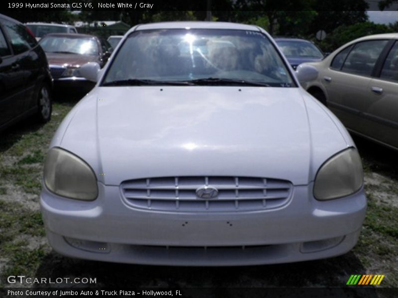 Noble White / Gray 1999 Hyundai Sonata GLS V6