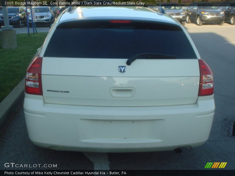 Cool Vanilla White / Dark Slate Gray/Medium Slate Gray 2005 Dodge Magnum SE