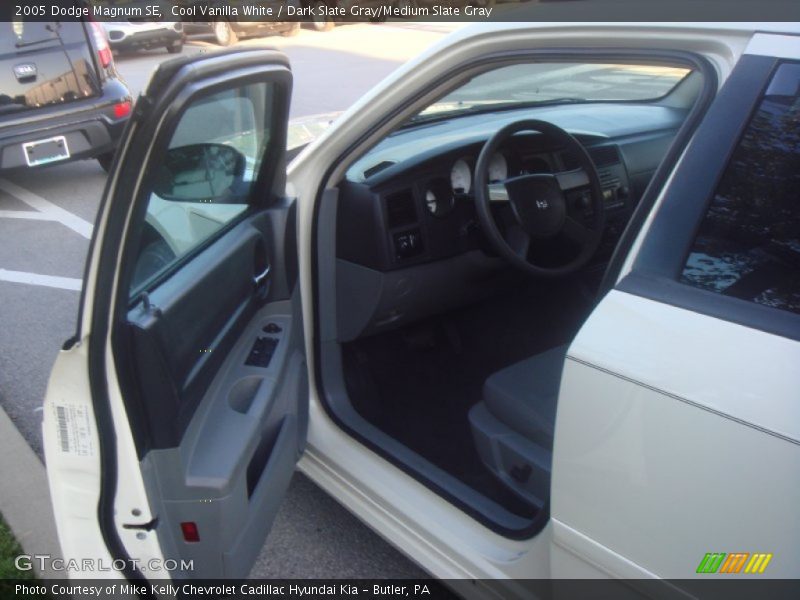 Cool Vanilla White / Dark Slate Gray/Medium Slate Gray 2005 Dodge Magnum SE