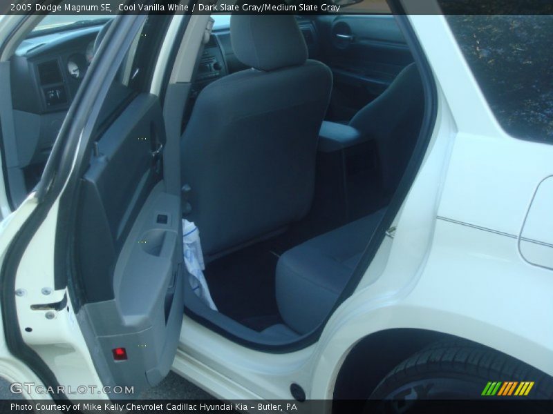 Cool Vanilla White / Dark Slate Gray/Medium Slate Gray 2005 Dodge Magnum SE