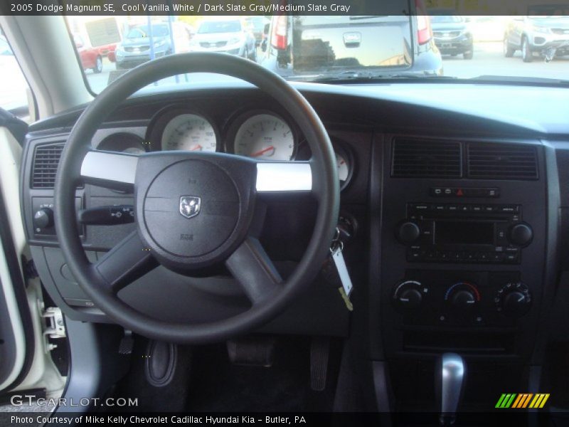 Cool Vanilla White / Dark Slate Gray/Medium Slate Gray 2005 Dodge Magnum SE