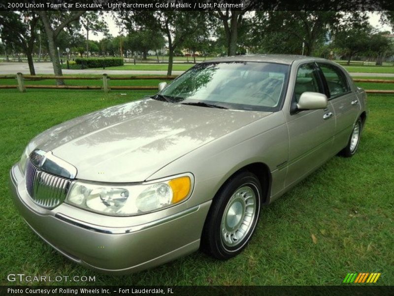Light Parchment Gold Metallic / Light Parchment 2000 Lincoln Town Car Executive