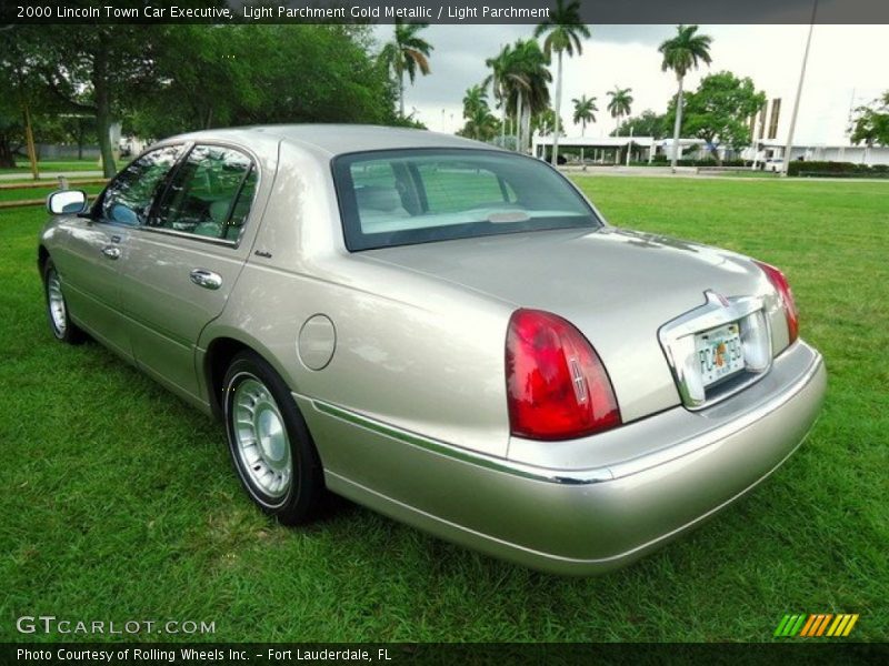 Light Parchment Gold Metallic / Light Parchment 2000 Lincoln Town Car Executive