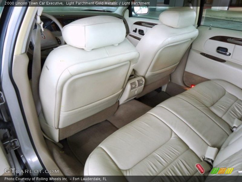 Light Parchment Gold Metallic / Light Parchment 2000 Lincoln Town Car Executive