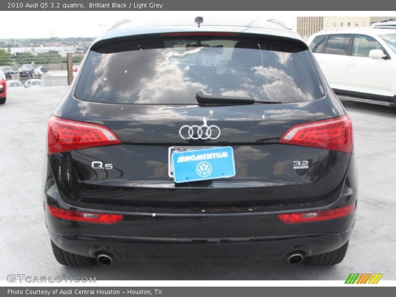 Brilliant Black / Light Grey 2010 Audi Q5 3.2 quattro