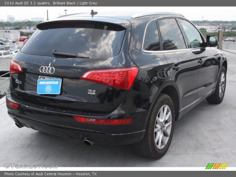 Brilliant Black / Light Grey 2010 Audi Q5 3.2 quattro