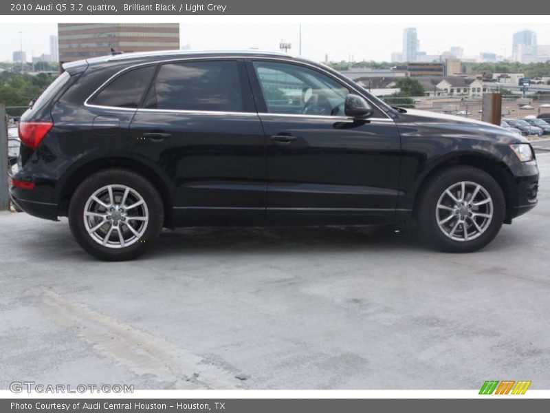 Brilliant Black / Light Grey 2010 Audi Q5 3.2 quattro