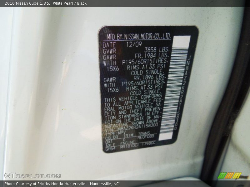 White Pearl / Black 2010 Nissan Cube 1.8 S