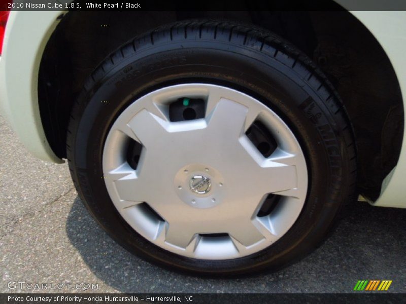 White Pearl / Black 2010 Nissan Cube 1.8 S