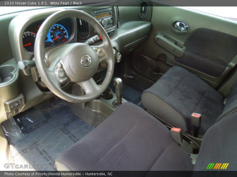 White Pearl / Black 2010 Nissan Cube 1.8 S