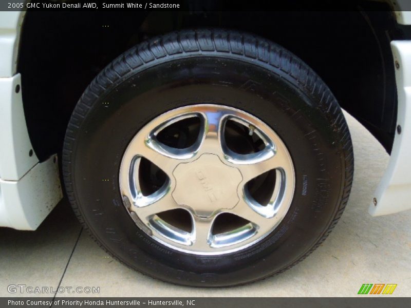 Summit White / Sandstone 2005 GMC Yukon Denali AWD