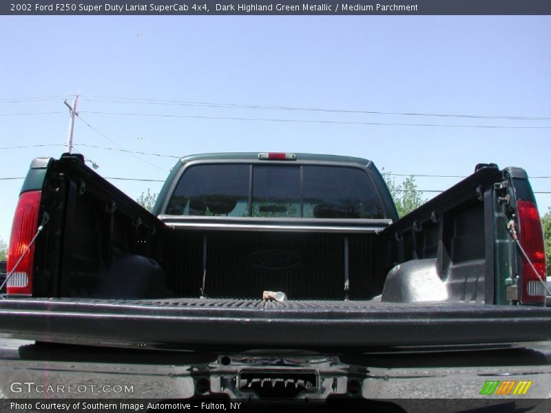 Dark Highland Green Metallic / Medium Parchment 2002 Ford F250 Super Duty Lariat SuperCab 4x4