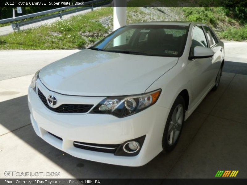 Super White / Black 2012 Toyota Camry SE