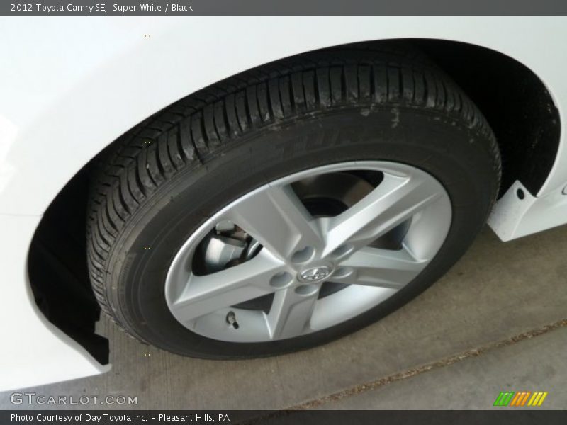 Super White / Black 2012 Toyota Camry SE