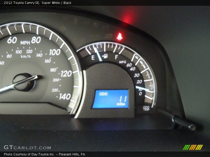 Super White / Black 2012 Toyota Camry SE
