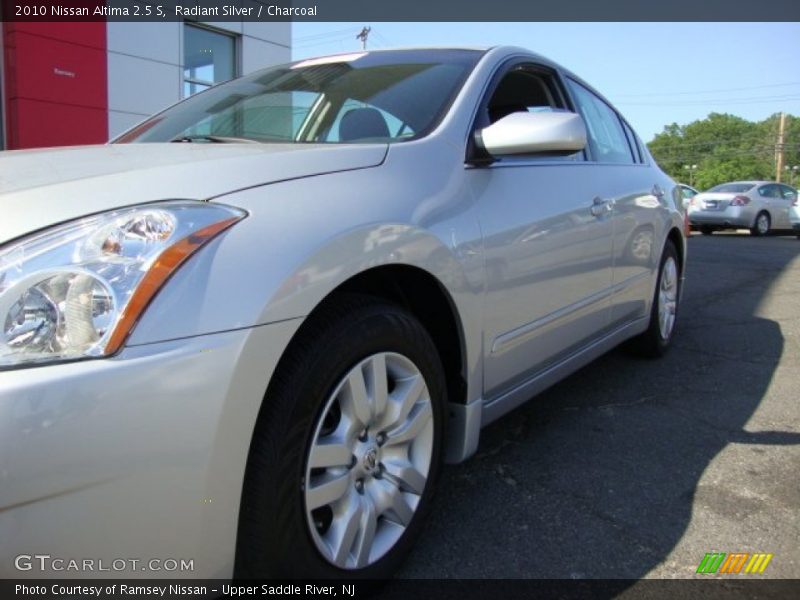 Radiant Silver / Charcoal 2010 Nissan Altima 2.5 S