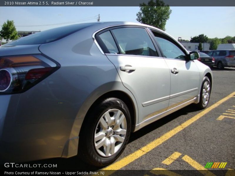 Radiant Silver / Charcoal 2010 Nissan Altima 2.5 S
