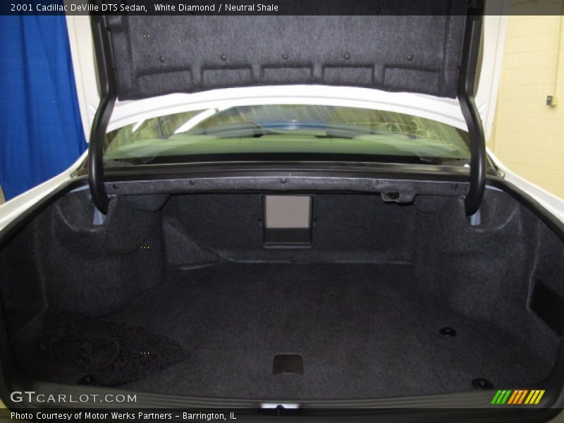 White Diamond / Neutral Shale 2001 Cadillac DeVille DTS Sedan