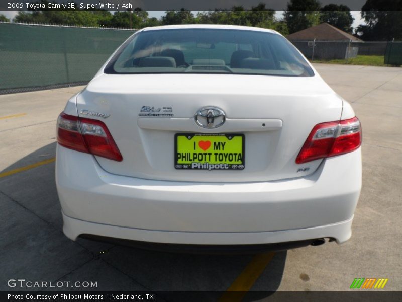 Super White / Ash 2009 Toyota Camry SE