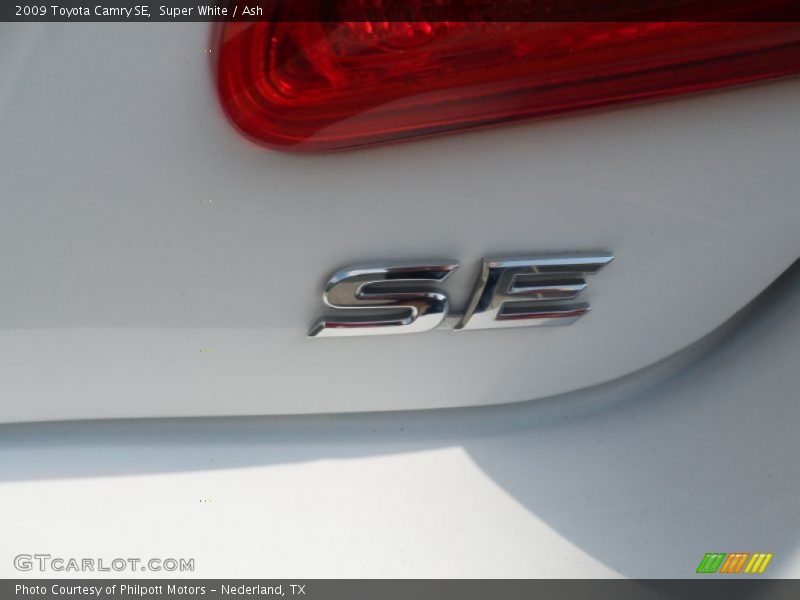 Super White / Ash 2009 Toyota Camry SE