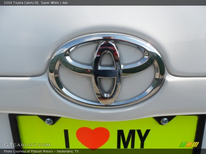 Super White / Ash 2009 Toyota Camry SE