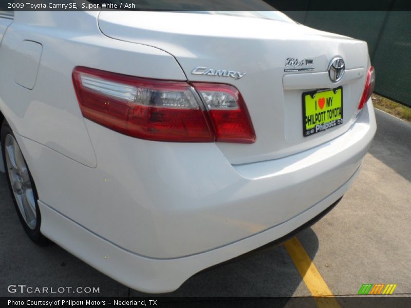 Super White / Ash 2009 Toyota Camry SE