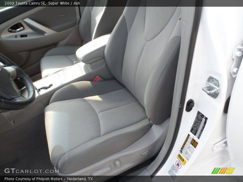 Super White / Ash 2009 Toyota Camry SE