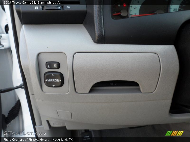 Super White / Ash 2009 Toyota Camry SE