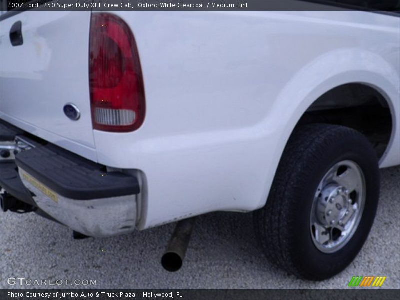 Oxford White Clearcoat / Medium Flint 2007 Ford F250 Super Duty XLT Crew Cab