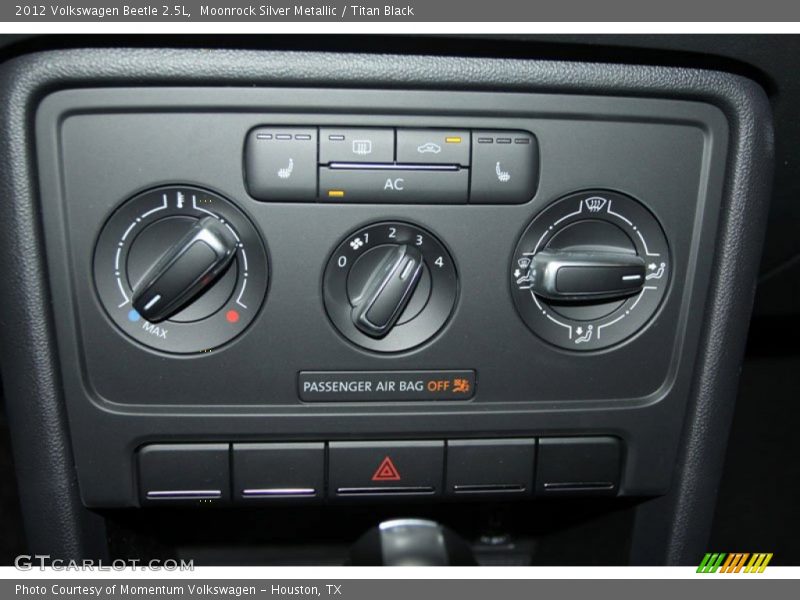 Moonrock Silver Metallic / Titan Black 2012 Volkswagen Beetle 2.5L