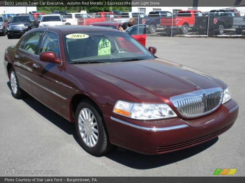 Front 3/4 View of 2003 Town Car Executive