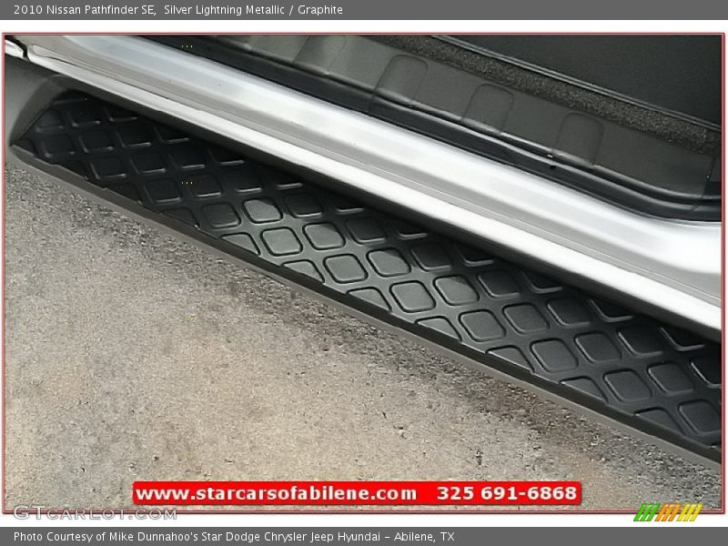Silver Lightning Metallic / Graphite 2010 Nissan Pathfinder SE