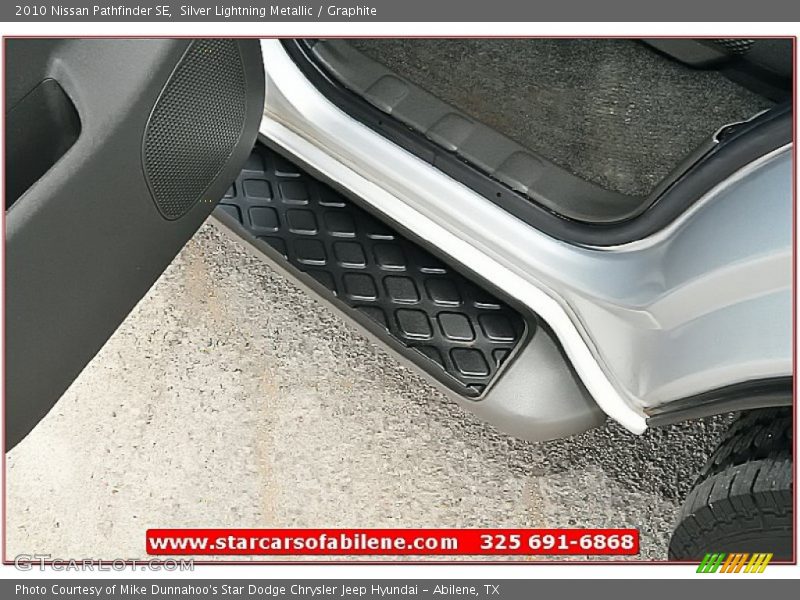 Silver Lightning Metallic / Graphite 2010 Nissan Pathfinder SE