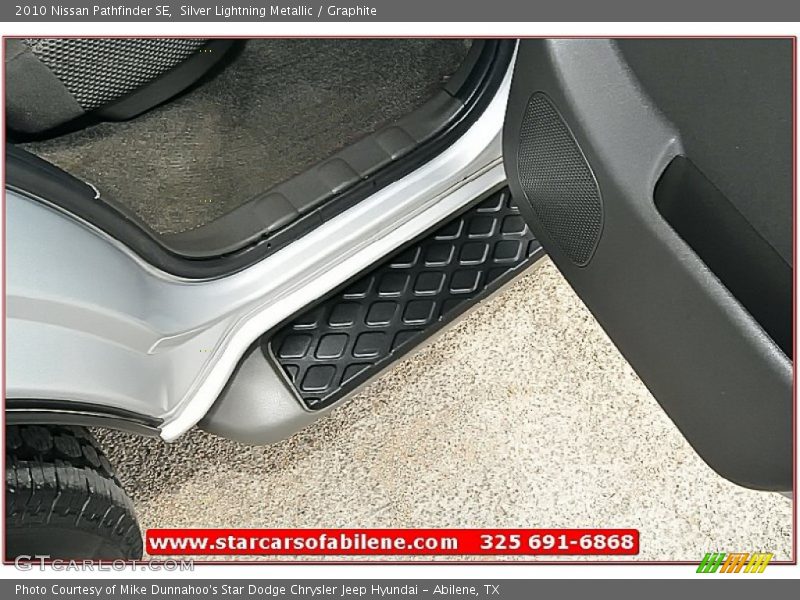 Silver Lightning Metallic / Graphite 2010 Nissan Pathfinder SE
