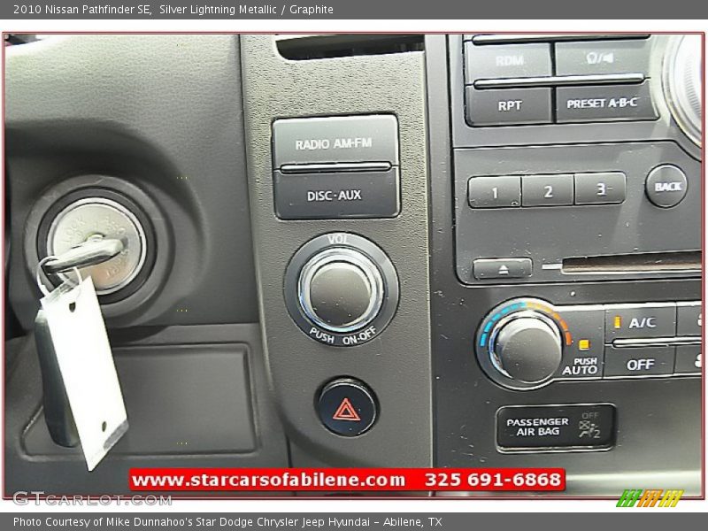 Silver Lightning Metallic / Graphite 2010 Nissan Pathfinder SE