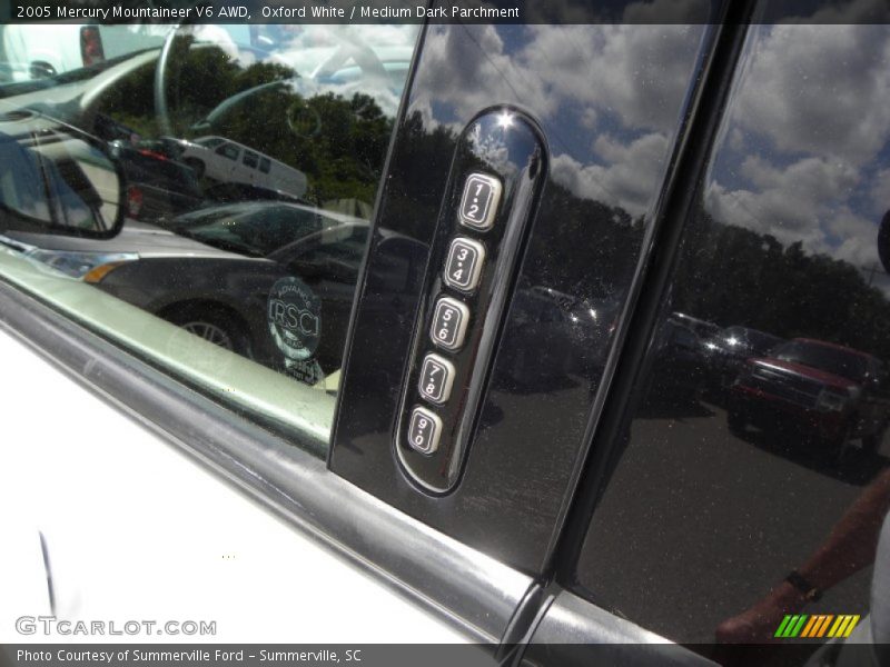 Oxford White / Medium Dark Parchment 2005 Mercury Mountaineer V6 AWD