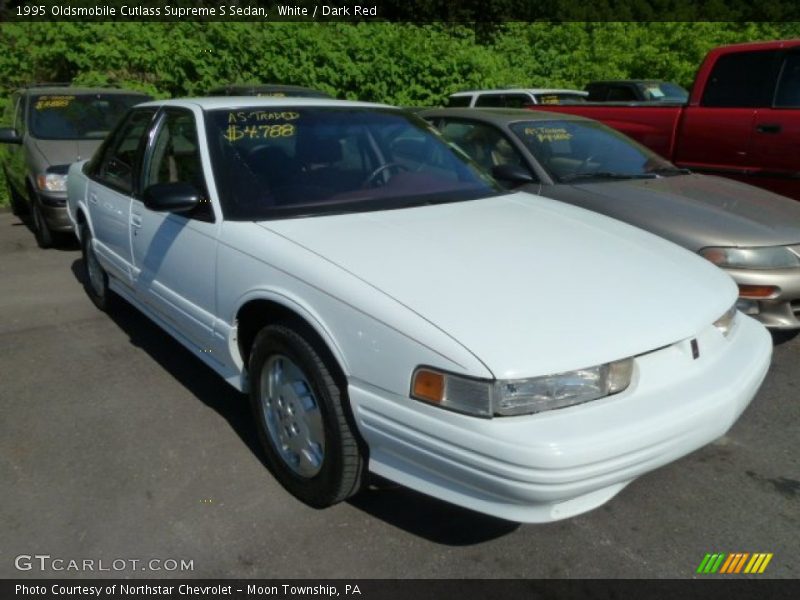 White / Dark Red 1995 Oldsmobile Cutlass Supreme S Sedan