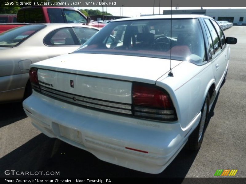 White / Dark Red 1995 Oldsmobile Cutlass Supreme S Sedan