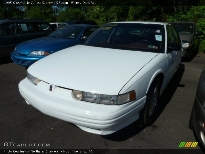 White / Dark Red 1995 Oldsmobile Cutlass Supreme S Sedan