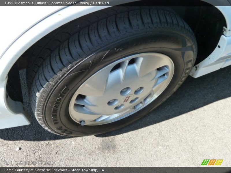 White / Dark Red 1995 Oldsmobile Cutlass Supreme S Sedan