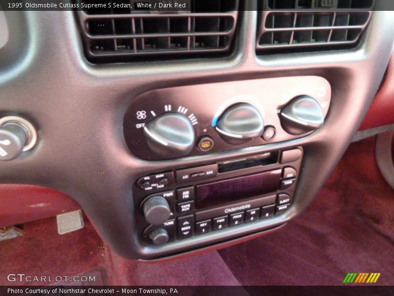 White / Dark Red 1995 Oldsmobile Cutlass Supreme S Sedan