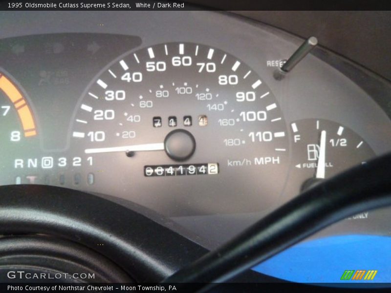 White / Dark Red 1995 Oldsmobile Cutlass Supreme S Sedan