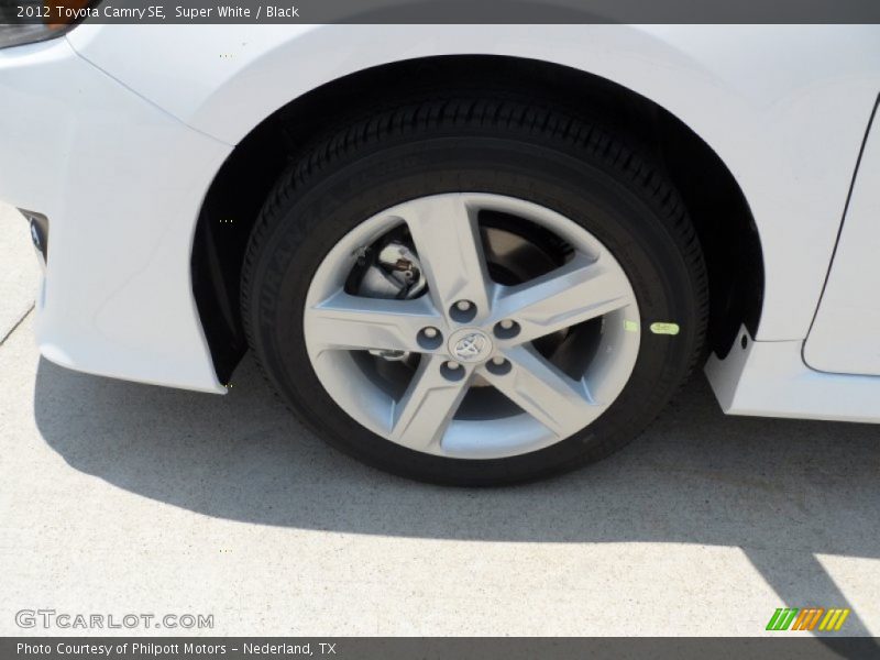 Super White / Black 2012 Toyota Camry SE