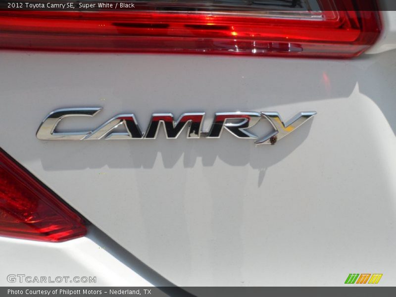 Super White / Black 2012 Toyota Camry SE