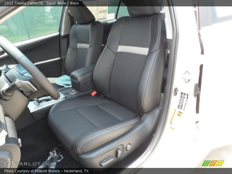Super White / Black 2012 Toyota Camry SE