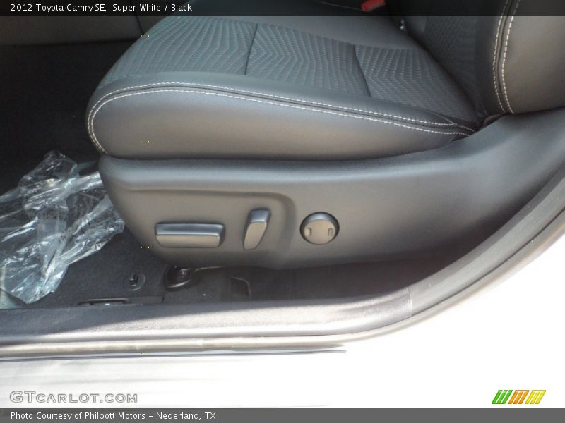 Super White / Black 2012 Toyota Camry SE